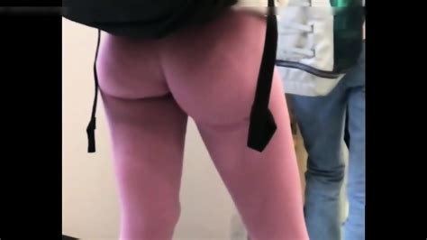 Une Camera Candide Filme Une Blonde Au Corps Sexy Dans Un Pantalon Rose Serre Malisa Moir