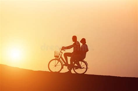 Silueta De La Pareja Que Conduce Bicicleta Feliz Tiempo Puesta Del Sol