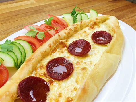 Türkische Pide mit Käse und Sucuk von CookBakery Chefkoch