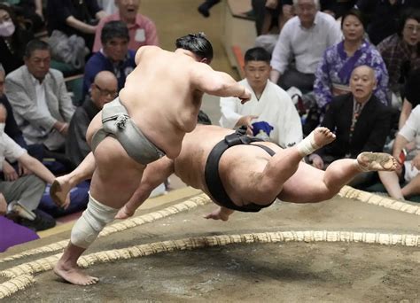 ＜大相撲秋場所初日＞貴景勝（右）をはたき込みで破る北勝富士（撮影・郡司 修） ― スポニチ Sponichi Annex スポーツ