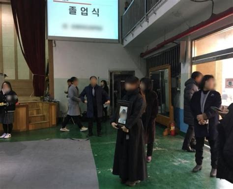 학폭 피해 딸 졸업식 영정 들고 간 엄마 저건 또 뭐야 소리 들었다 한국일보