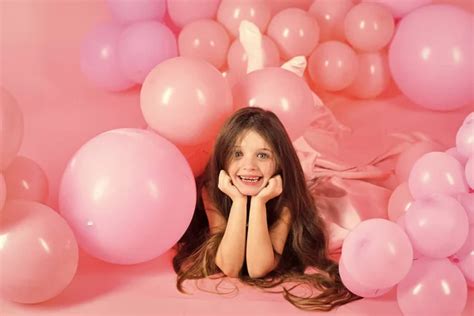 Photographie De Petite Fille Avec Des Ballons