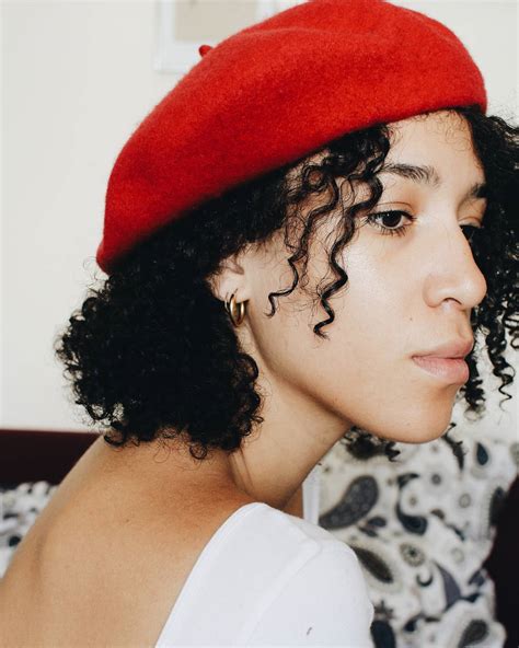 How To Wear A Beret With Curls According To This Chic Parisian Jewelry