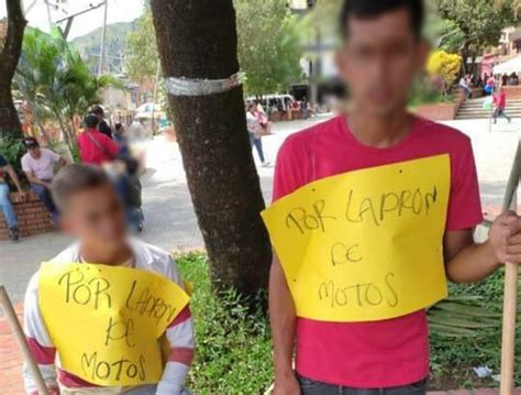 Dos Jóvenes Fueron Obligados A Barrer Y Portar Cartel De Ladrones En El