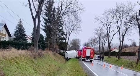 Wypadek W Powiecie Miechowskim Podr Uj Cy Wypadli Z Samochodu S