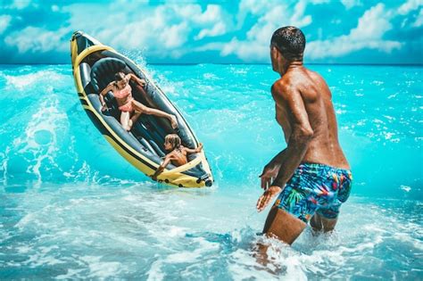 La Familia Feliz Disfruta Flotando En Un Kayak Amarillo En El Agua Del