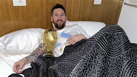 Messi publica foto dormindo ao lado da taça da Copa do Mundo Bom dia