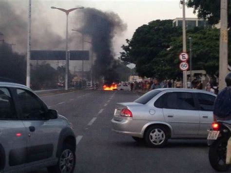 G Moradores Bloqueiam Via E Queimam Pneus Em Protesto Em Fortaleza