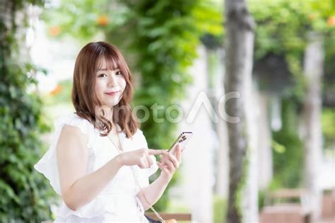 スマホをさわる若い女性 No 24337553｜写真素材なら「写真ac」無料（フリー）ダウンロードok