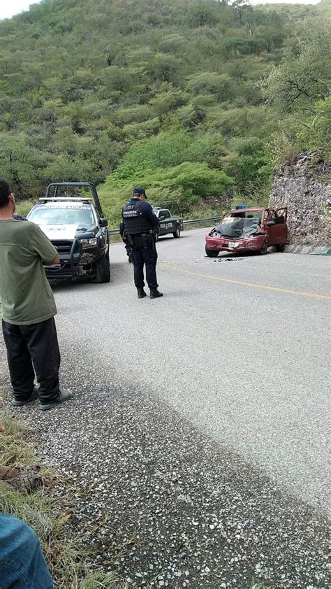 Choque frontal entre dos vehículos deja lesionadas a dos personas