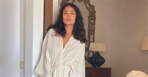 Salma Hayek Enciende Las Redes Con Cl Sico Microbikini Noticias