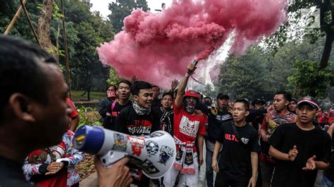 Foto Sambil Nyalakan Flare Ribuan Suporter Timnas Indonesia Datangi