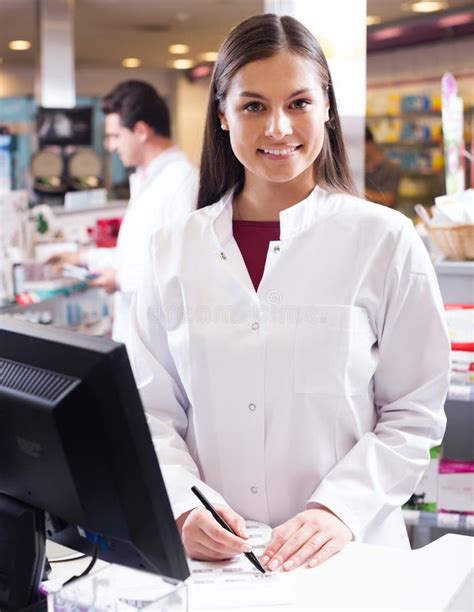 Apotheker Und Assistent Die An Farmacy Aufnahme Arbeiten Stockbild