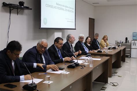 Em reunião o plenário do Cremepe presidente do CFM Hiran Gallo