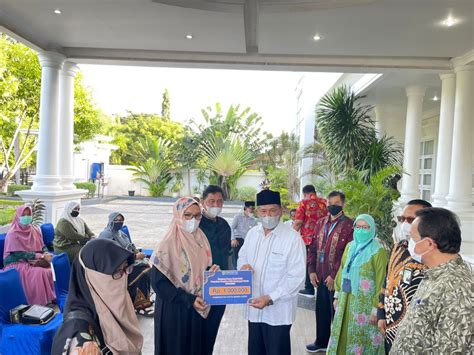 Foto Penyerahan Secara Simbolis SK Pensiun Dan Bantuan Purna Bhakti