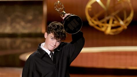 emmy awards  tutti  vincitori trionfano adolescence  pitt