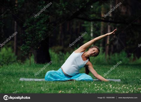 숲 배경에서 로터스 위치에의 임신 요가 잔디 매트 야외 건강 여자 공원에서 — 스톡 사진 © Photominus