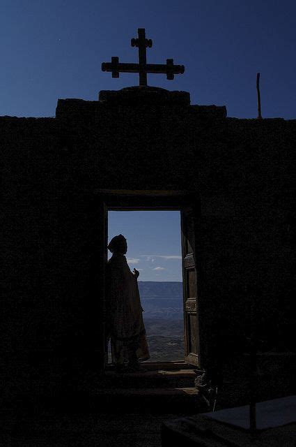 Frauensilhouette Eingang der Höhlenkirche Nakuto Laab Lalibela