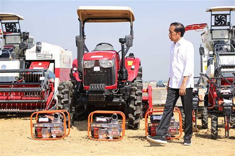 Presiden Jokowi Luncurkan Taksi Alsintan Di Gresik