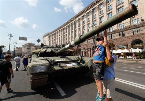Украйна вдига бойния дух: Парад на унищожените руски танкове в Киев
