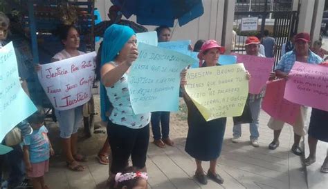 Familiares Y Amigos De Rosa Lvarez Protestan En La Corte De Justicia