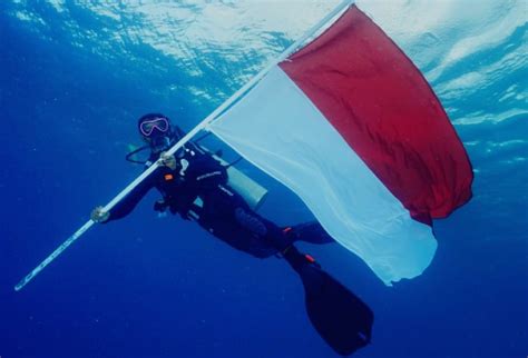 Pertamina Gelar Pengibaran Bendera Bawah Laut Hingga Pemberian Beasiswa