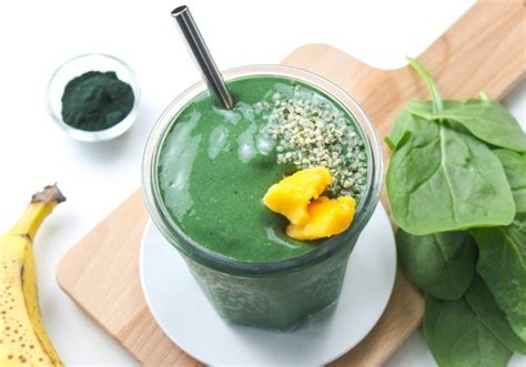 Creamy & Nutrient-Packed Spirulina Green Smoothie with Mango - fANNEtastic food