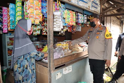 Kapolres Demak Blusukan Cek Minyak Goreng Di Pasar Dan Distributor