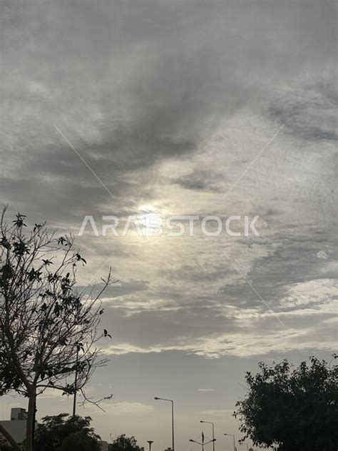 صورة لجمال السحب البيضاء في سماء المملكة العربية السعودية ، تلبد الغيوم