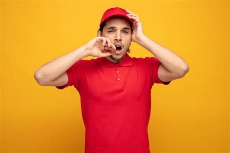 Jeune Livreur Fatigué Portant L uniforme Et La Casquette Gardant La