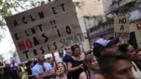 Protesta En Barcelona Contra Los Apartamentos Turísticos Rtve