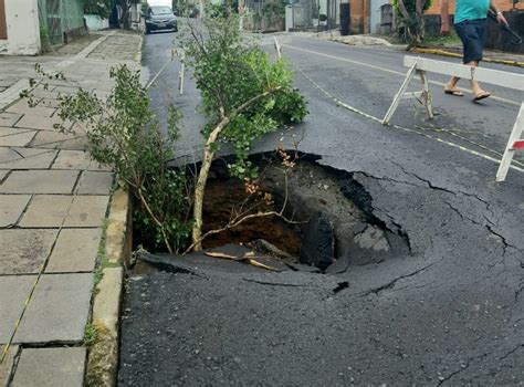 Ap S Rompimento De Tubula O De Esgoto Cratera Se Forma No Centro De