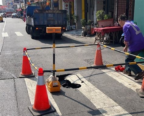 埋陷阱？機車騎士剛起步突現天坑 車頭栽洞尾翹高慘摔 在地生活二三事 Udn部落格