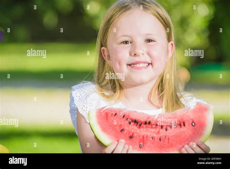 Glückliches Mädchen Mit Großen Roten Scheibe Wassermelone Auf Rustikale