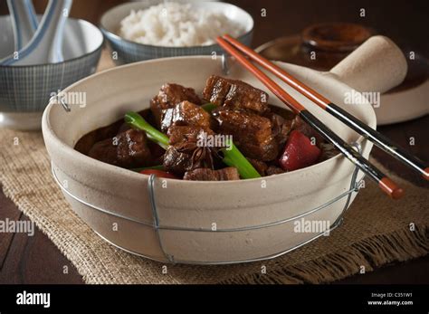 Red cooked pork belly in traditional clay pot. Chinese food Stock Photo - Alamy