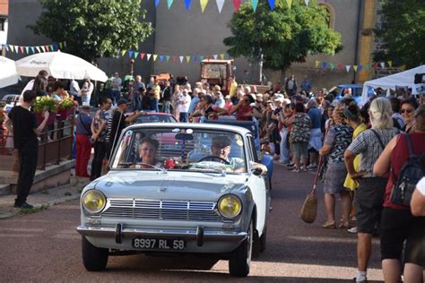 Effervescence Autour Des V Hicules Anciens R Unis Pour Les Mont Es