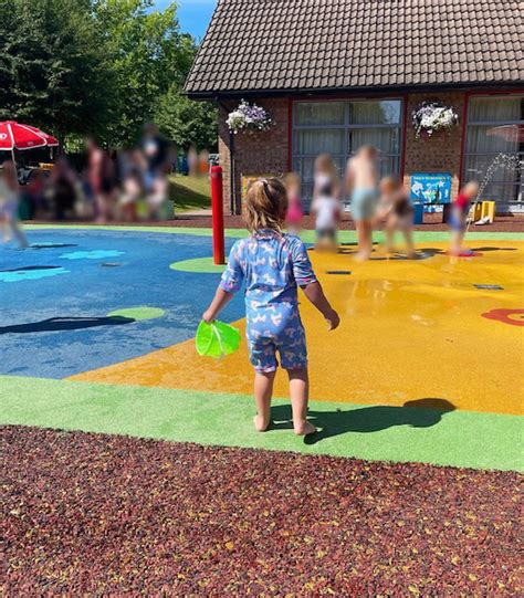 Best Splash Parks And Outdoor Swimming Pools In Berkshire Red Kite Days