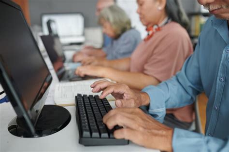 Imagem recortada de idosos frequentando aulas de informática para