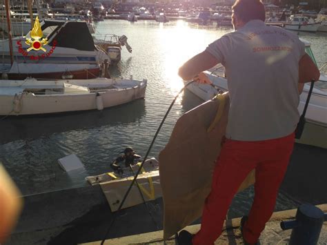 Maltempo Barca Affonda Nel Porto Di Numana Cronache Ancona