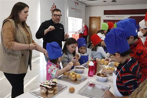 El taller de repostería infantil reunió a un entusiasta grupo de aprendices