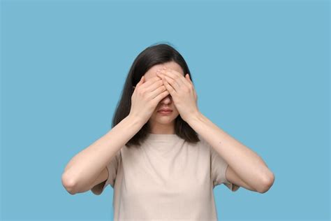 Retrato De Una Estudiante Seria Con Anteojos Cubriendo Sus Ojos Con Las