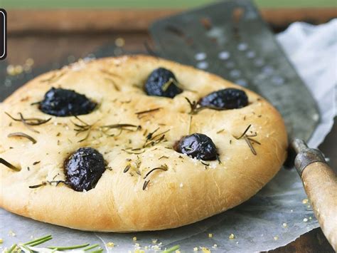 Focaccia mit Rosmarin und Oliven für den Thermomix Rezept EAT SMARTER