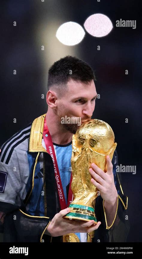 Discover more than 65 messi kissing world cup trophy wallpaper latest - in.cdgdbentre