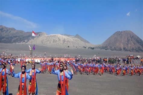 Lautan Pasir Bromo Dipenuhi Kibaran Ratusan Bendera Merah Putih Sindo Jatim