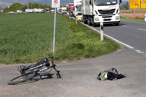 Zwei Schwerverletzte Nach Zusammensto Zwischen Motorrad Und Fahrrad