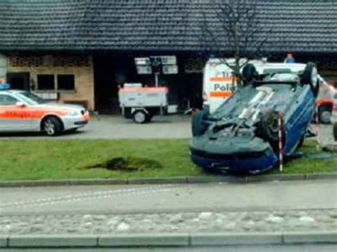 Auto Landet Auf Dach Alle Drei Insassen Fl Chten Polizeinews Ch