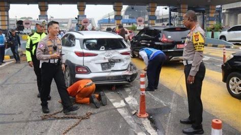 Kecelakaan Beruntun Libatkan 7 Kendaraan Di Gerbang Tol Halim Utama