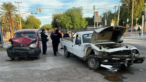 Dos Camionetas Chocaron De Frente Y Uno De Los Conductores Result Herido