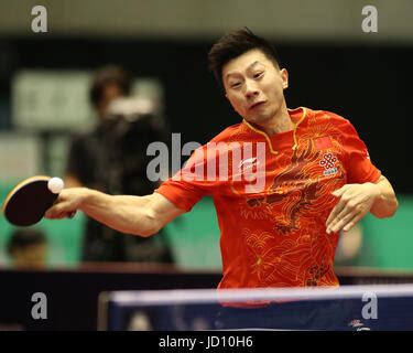 Der Chinesische Tischtennisspieler Ma Long Spielt Gegen Den