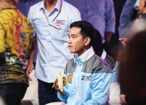 Gibran Makan Pisang Saat Iklan Di Debat Cawapres Pakai Jaket Simbol Naruto